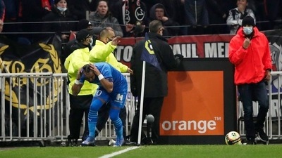 Soccer Football - Ligue 1 - Olympique Lyonnais v Olympique de Marseille - Groupama Stadium, Lyon, France - November 21, 2021  Olympique de Marseille's Dimitri Payet is hit by a water bottle thrown by a fan REUTERS/Benoit Tessier (REUTERS)
