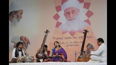 Artistes performing during the ninth annual Sangeet Sammelan classical music festival in Ludhiana on Monday. (HT Photo) Artistes performing during the ninth annual Sangeet Sammelan classical music festival in Ludhiana on Monday. (HT Photo)