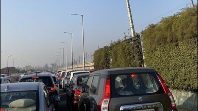 Commuters were stuck at a traffic jam on the Noida-Delhi Kalindi Kunj route from 8am to 10am on Monday. (Sourced) Commuters were stuck at a traffic jam on the Noida-Delhi Kalindi Kunj route from 8am to 10am on Monday. (Sourced)