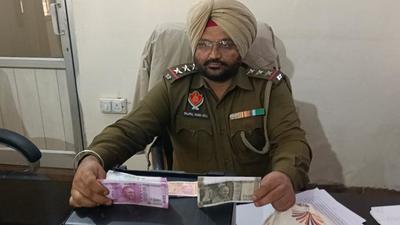 Balongi station house (SHO) officer inspector Rajpal Singh Gill said following a tip-off about fake currency being printed at a house in Balongi, police raided the premises and found that the information was correct. (HT Photo)