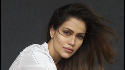 Waluscha De Sousa has also tried her hands at singing Waluscha De Sousa has also tried her hands at singing