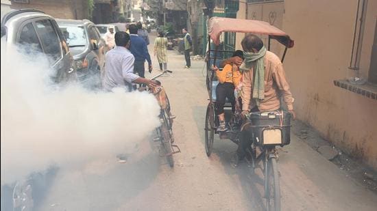 An East Delhi Municipal Council (EDMC) worker fumigates amid a dengue scare at Pandav Nagar market area in New Delhi, India. (HT file photo)