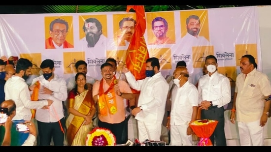 BJP corporators of Kalyan Dombivli Municipal Corporation including Mahesh Patil, Sunita Patil and Sayali Vichare quit the party and joined Shiv Sena in the presence of Urban Development Minister, Eknath Shinde, and MP Shrikant Shinde. (RISHIKESH CHOUDHARY/HT PHOTO)