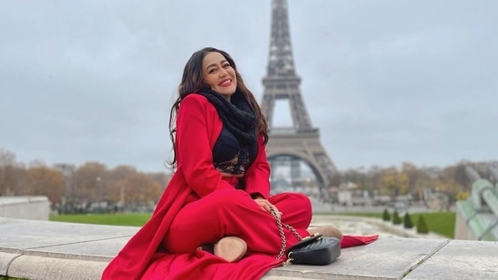 Leaving her luscious tresses open down her back in her signature mid-parted hairstyle, Neha amplified the glam quotient with a dab of bold red lipstick, rosy blushed cheeks and a dewy makeup look.(Instagram/nehakakkar)