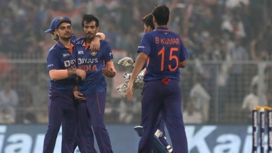 India's Yuzvendra Chahal, center without cap, celebrates with teammates the dismissal of New Zealand's Martin Guptill, second left, during the third Twenty20 cricket match between India and New Zealand in Kolkata, India, Sunday, Nov. 21, 2021. (AP Photo/Bikas Das)(AP) India's Yuzvendra Chahal, center without cap, celebrates with teammates the dismissal of New Zealand's Martin Guptill, second left, during the third Twenty20 cricket match between India and New Zealand in Kolkata, India, Sunday, Nov. 21, 2021. (AP Photo/Bikas Das)(AP)