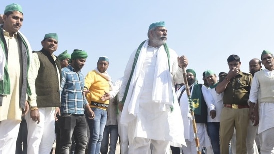 Farmer leader Rakesh Tikait reaches the Kisan Mahapanchayat venue in Lucknow on Monday.&nbsp;(Deepak Gupta/HT Photo)