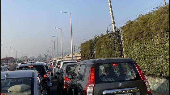 Commuters were stuck at a traffic jam on the Noida-Delhi Kalindi Kunj route from 8am to 10am on Monday. (Sourced)