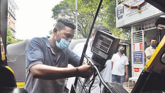 A mechanic, on Monday recalibrates a meter near Dandekar bridge in Pune. Autorickshaw owners have begun to recalibrate meters, as the revised fares are applicable from November 22. (HT)