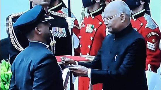 President awards Vir Chakra to Abhinandan Varthaman, who downed Pak F-16 | Latest News India - Hindustan Times