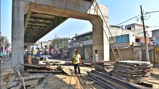 With the project blowing past its deadlines, many traders, primarily tenants, have relocated their businesses, while others are looking for a way out. (Gurpreet Singh/HT)