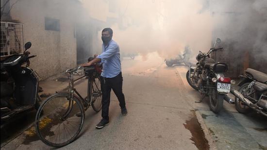 The tally of the vector-borne infection is the highest since 2015, when there was a major dengue outbreak in the city, which left 16,000 people sick and at least 60 dead. (Raj K Raj/HT Photo)