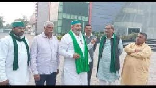 Farm leader Rakesh Tikait (centre) had warned of a protest if the auction was held; Karnal agro mall has commercial built-up area of 2 lakh sq-ft, Panipat mall has 63,256 sq-ft built-up area. (HT Photo)