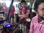 The Facebook user shared an image of the e-rickshaw driver from West Bengal.