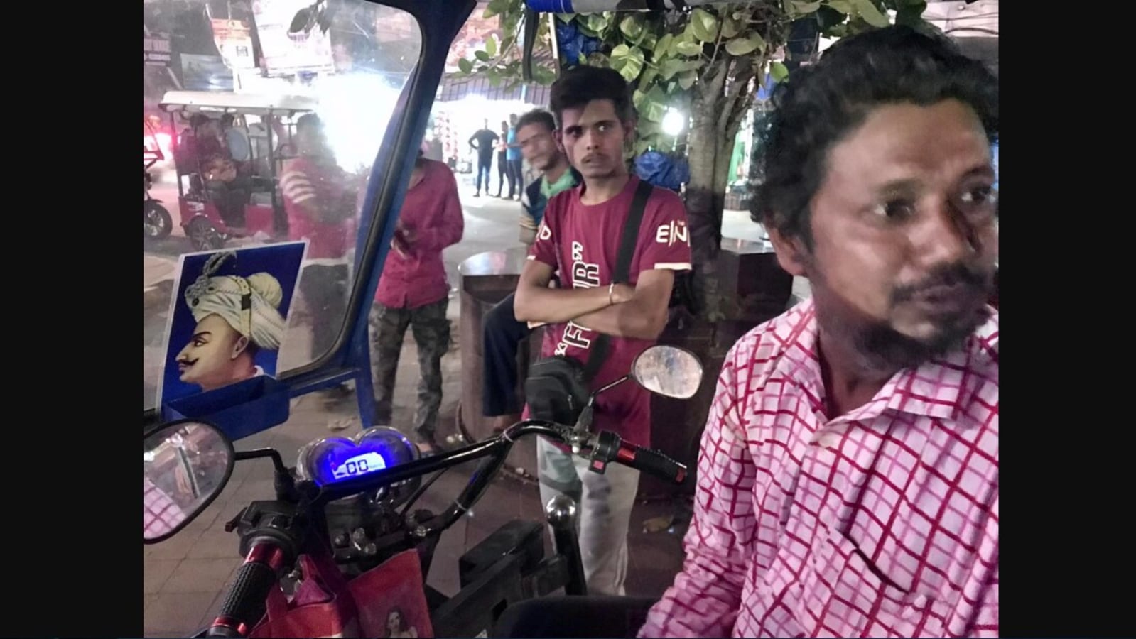 E rickshaw Driver In West Bengal Promises Free Rides To Passengers Who