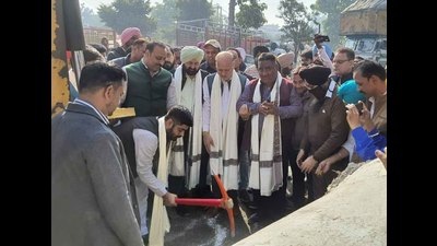MLA Sanjay Talwar and Congress councillors inaugurating the work of installation of storm sewer line at Chandigarh Road in Ludhiana on Tuesday. (HT Photo)