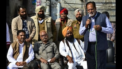 Mayor Balkar Sandhu addressing contractual employees of Ludhiana MC outside the civic body’s Zone-A office on Tuesday. (Harsimar Pal SIngh/HT) Mayor Balkar Sandhu addressing contractual employees of Ludhiana MC outside the civic body’s Zone-A office on Tuesday. (Harsimar Pal SIngh/HT)
