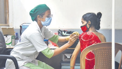 As per the CoWin dashboard – the central database of all vaccination information in India – Maharashtra had administered 71,741,672 first dose until November 23, which is 19.65 million (or 21.51%) short of the target and deadline. (HT PHOTO) As per the CoWin dashboard – the central database of all vaccination information in India – Maharashtra had administered 71,741,672 first dose until November 23, which is 19.65 million (or 21.51%) short of the target and deadline. (HT PHOTO)