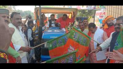 Kashi region BJP general secretary flagging off Kusan tractor rally in Chandauli on Tuesday. (HT Photo)