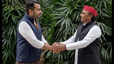 Samajwadi Party (SP) national president Akhilesh Yadav and his Rashtriya Lok Dal (RLD) counterpart Jayant Chaudhary at the former’s residence in Lucknow after their alliance talks (Sourced) Samajwadi Party (SP) national president Akhilesh Yadav and his Rashtriya Lok Dal (RLD) counterpart Jayant Chaudhary at the former’s residence in Lucknow after their alliance talks (Sourced)