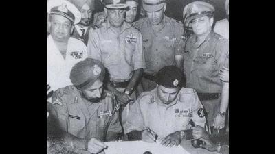 Lt Gen AAK Niazi of Pakistan army signing the Instrument of Surrender as Lt Gen JS Aurora (left) of the Indian Army looks on, on December 16, 1971. (HT archives) Lt Gen AAK Niazi of Pakistan army signing the Instrument of Surrender as Lt Gen JS Aurora (left) of the Indian Army looks on, on December 16, 1971. (HT archives)