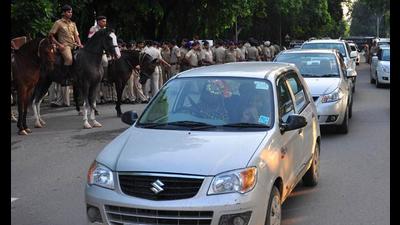 Experts say roundabouts will bring down the chances of road accidents at the three crossings on the Madhya Marg. (HT Photo) Experts say roundabouts will bring down the chances of road accidents at the three crossings on the Madhya Marg. (HT Photo)