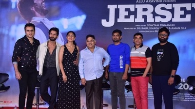 The team of Jersey ended the launch event by posing for the cameras.&nbsp; (Varinder Chawla)