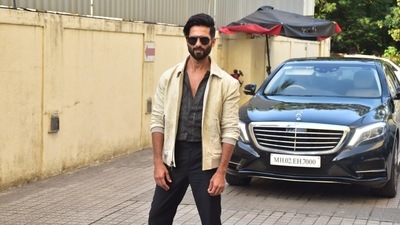 For the event, Shahid Kapoor opted for a black shirt with a pair of matching pants and a jacket over it.&nbsp; (Varinder Chawla)