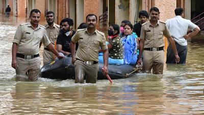 Residents of Kendriya Vihar being evacuated after the Yelahanka lake overflowed due to heavy rains, at Yelahanka in Bengaluru on Monday. (Samuel Rajkumar/ Hindustan Times) Residents of Kendriya Vihar being evacuated after the Yelahanka lake overflowed due to heavy rains, at Yelahanka in Bengaluru on Monday. (Samuel Rajkumar/ Hindustan Times)