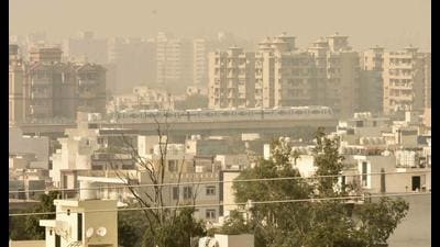 A thick blanket of smog engulfed the city on Monday morning. (Vipin Kumar/HT PHOTO) A thick blanket of smog engulfed the city on Monday morning. (Vipin Kumar/HT PHOTO)