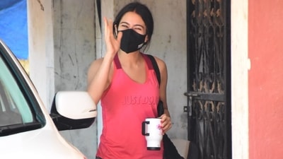 Sara Ali Khan waved at the paparazzi as she went for the Pilates. (Varinder Chawla) 