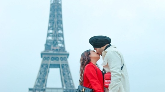 Neha Kakkar and Rohanpreet Singh share a kiss infront of Eiffel Tower.(Instagram)
