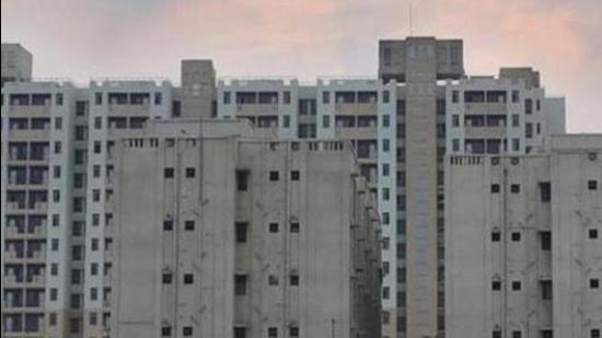 The DDA had put 1,353 flats on sale in Dwarka, Jasola and Vasant Kunj in its housing scheme of 2021. The allotment of these 348 middle income group (MIG) category flats in Dwarka was put on hold by the DDA immediately after the draw of lots in March, as the construction work was not complete. (HT Archive)