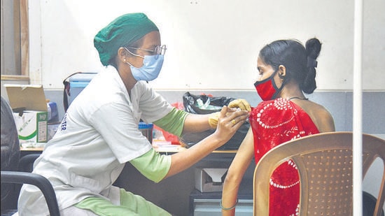 As per the CoWin dashboard – the central database of all vaccination information in India – Maharashtra had administered 71,741,672 first dose until November 23, which is 19.65 million (or 21.51%) short of the target and deadline. (HT PHOTO)