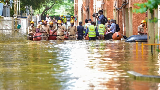 National Disaster Response Force (NDRF) personnel evacuate the residents of Kendriya Vihar from a flooded area in Bengaluru.(PTI)