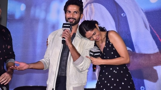 Mrunal Thakur, who opted for a black outfit, was seen sharing a few lighthearted moments with her Jersey co-star Shahid Kapoor.(Varinder Chawla)