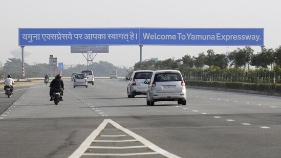 The Yamuna Expressway connects Noida to Agra.(HT File Photo/Burhaan Kinu)
