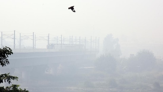 Delhi recorded an air quality index (AQI) of 290 in the ‘poor’ category in the past 24 hours. (Hindustan Times)