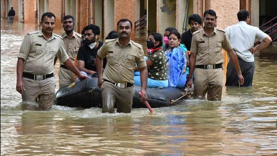 Residents of Kendriya Vihar being evacuated after the Yelahanka lake overflowed due to heavy rains, at Yelahanka in Bengaluru on Monday. (Samuel Rajkumar/ Hindustan Times)
