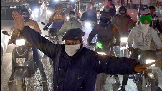 For commuters moving towards the Canal Bridge from Sarabha Nagar and Hero Bakery Chowk, closure of the stretch on Pakhowal Road has meant taking a detour via the Shastri Nagar Railway Crossing, Model Town Extension, or Cremation Ground Road (Ishmeet Singh Road) in Ludhiana. (Harsimar Pal Singh/HT)