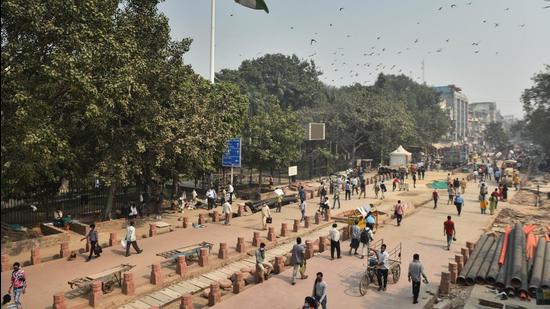 The court had earlier passed a slew of directions to decongest the area by ordering registration of cycle rickshaws plying there, construction of a parking lot at Gandhi Maidan for private vehicles, a bus depot at Dangal Maidan near Old Delhi Railway station, and the creation of dedicated NMV lanes. (Picture for representation only/Sanchit Khanna-HT)