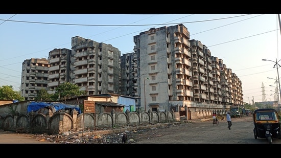 Residents affected by road-widening projects and those eligible under Basic Service for Urban Poor scheme in Kalyan, Dombivli might get flats free of cost, according to Thane Guardian Minister, Eknath Shinde’s directives. (RISHIKESH CHOUDHARY/HT PHOTO)