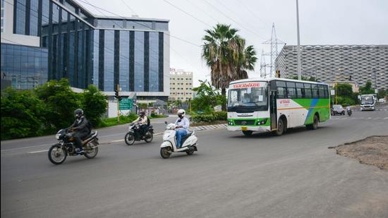 Vehicular movement at Rajiv Gandhi Infotech Park, Hinjewadi in Pune. Hinjawadi Industries Association (HIA) has asked Maharashtra Industrial Development Corporation (MIDC) to change the location of a proposed waste management plant near the Rajiv Gandhi Infotech Park. (HT FILE)