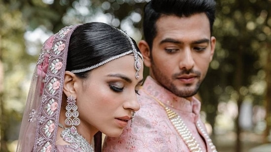 Simran Khosla is 28 years old and five months younger to her husband Unmukt Chand. She is a popular fitness and nutrition coach with over 70,000 followers on Instagram.