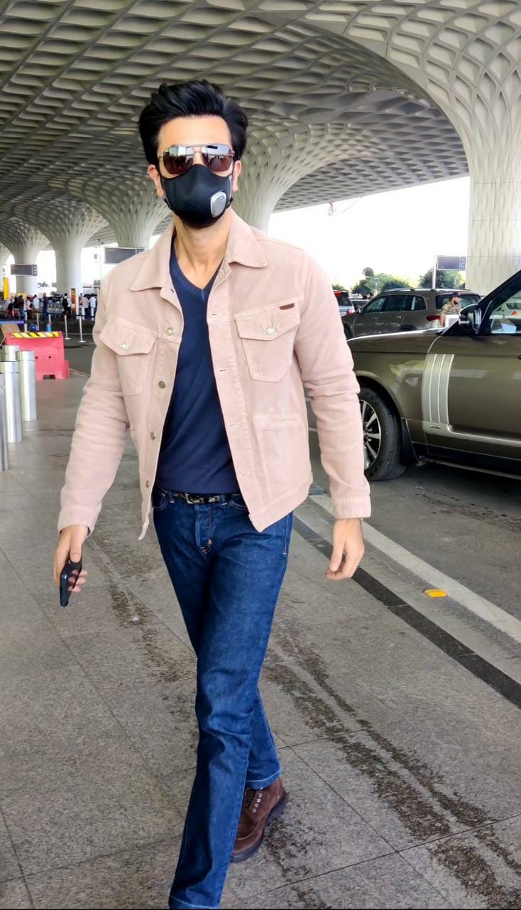 Ranbir Kapoor posed for the camera at the Mumbai airport. (Varinder Chawla) Ranbir Kapoor posed for the camera at the Mumbai airport. (Varinder Chawla)