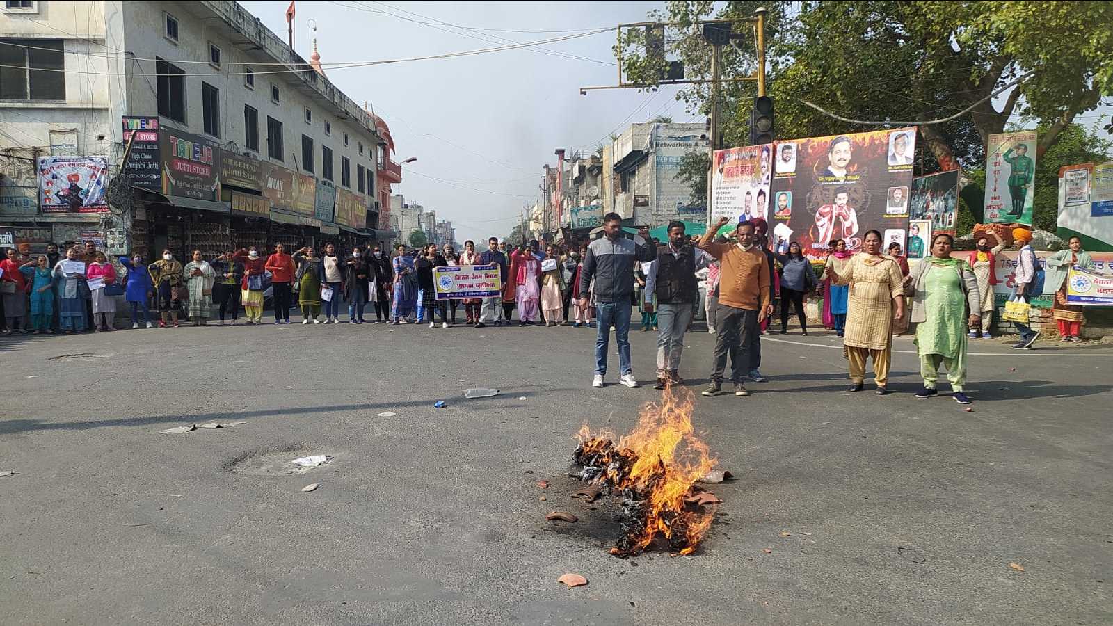 NHM workers seeking regularisation protest in Sangrur - Hindustan Times