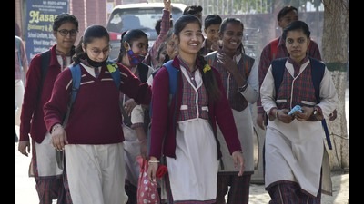 Due to the delay in receiving textbooks, many students of government schools in Ludhiana were forced to purchase subject guides days ahead of their final PSEB board exams. (Harsimar Pal Singh/HT) Due to the delay in receiving textbooks, many students of government schools in Ludhiana were forced to purchase subject guides days ahead of their final PSEB board exams. (Harsimar Pal Singh/HT)