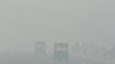 This is followed by Anand Vihar (136 micrograms per cubic metre), East Arjun Nagar (125 micrograms per cubic metre) and Okhla (112 micrograms per cubic metre). (HT Photo) This is followed by Anand Vihar (136 micrograms per cubic metre), East Arjun Nagar (125 micrograms per cubic metre) and Okhla (112 micrograms per cubic metre). (HT Photo)