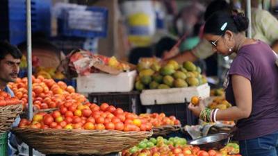 On Wednesday, Chennai’s main wholesale market saw tomatoes selling for ₹120 per kg while in other markets it had touched ₹140. (HT PHOTO.) On Wednesday, Chennai’s main wholesale market saw tomatoes selling for ₹120 per kg while in other markets it had touched ₹140. (HT PHOTO.)