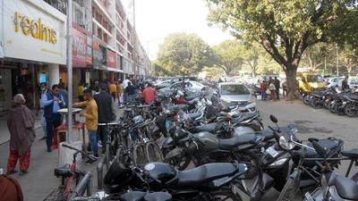 State of wards: Ward 17 comprises Sectors 22 and 23, which are among the oldest commercial and residential sectors in the city. (Ravi Kumar/HT) State of wards: Ward 17 comprises Sectors 22 and 23, which are among the oldest commercial and residential sectors in the city. (Ravi Kumar/HT)