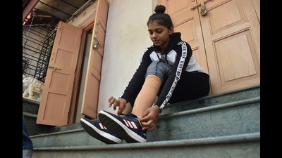 Runali More, who lost both her legs after falling on the railway tracks at Thane Station three years ago, has been allotted a house by Thane Municipal Corporation. (PRAFUL GANGURDE/HT FILE PHOTO)